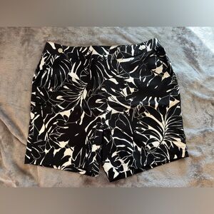Rafaella Size 18 Black and White Leaf Print Shorts.